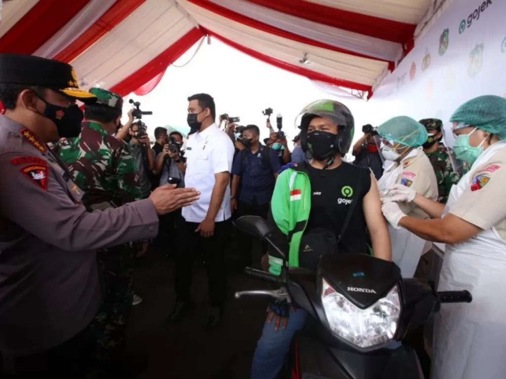 Kapolri Jendral Pol Listyo Sigit Prabowo meninjau pelaksanaan vaksinasi COVID-19 secara 'drive thru' di Medan, Sumatera Utara, Rabu (7/4/2021) (photo/ANTARA/HO-Divisi Humas Polri)