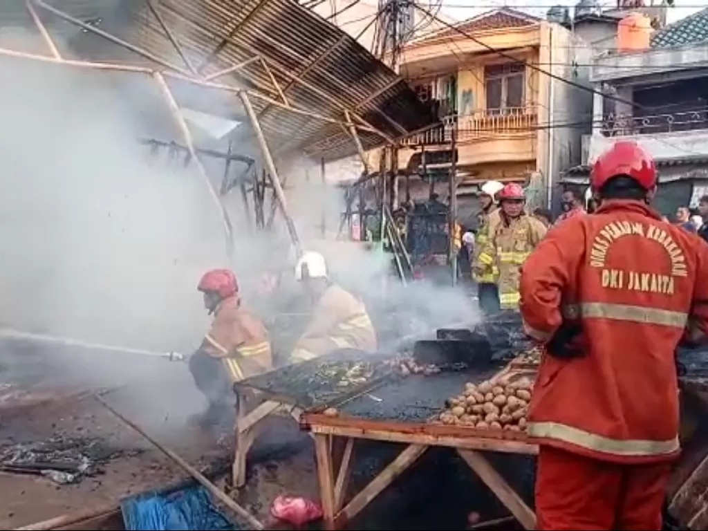 Petugas pemadam kebakaran di lokasi kebakaran Pasar Kambing, Tanah Abang, Kamis (8/4/2021). (Istimewa)