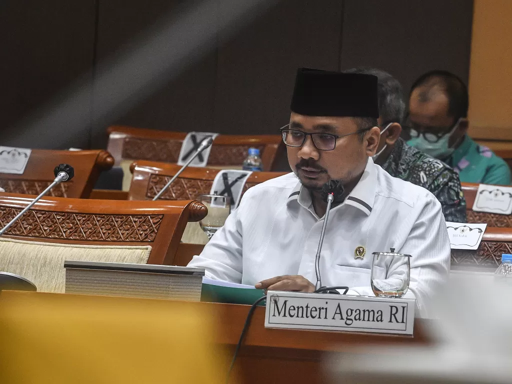 Menteri Agama Yaqut Cholil Qoumas menyampaikan pandangannya saat rapat kerja bersama Komisi VIII DPR di Komplek Parlemen, Jakarta, Kamis (8/4/2021). (ANTARA FOTO/Muhammad Adimaja)
