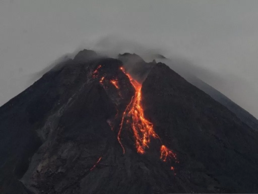 Ilustrasi: Guguran lava pijar Gunung Merapi terlihat dari Turi, Sleman, D.I Yogyakarta, Jumat (5/3/2021). Menurut data Balai Penyelidikan dan Pengembangan Teknologi Kebencanaan Geologi (BPPTKG) periode pengamatan Kamis (04/03/2021). (ANTARA FOTO/Andreas F
