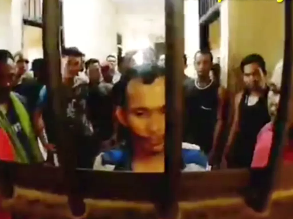 Tangkapan layar video pelaku pencabulan anak di bawah umur saat baru dimasukkan ke dalam sel tahanan. (Instagram/@infopalembang86)