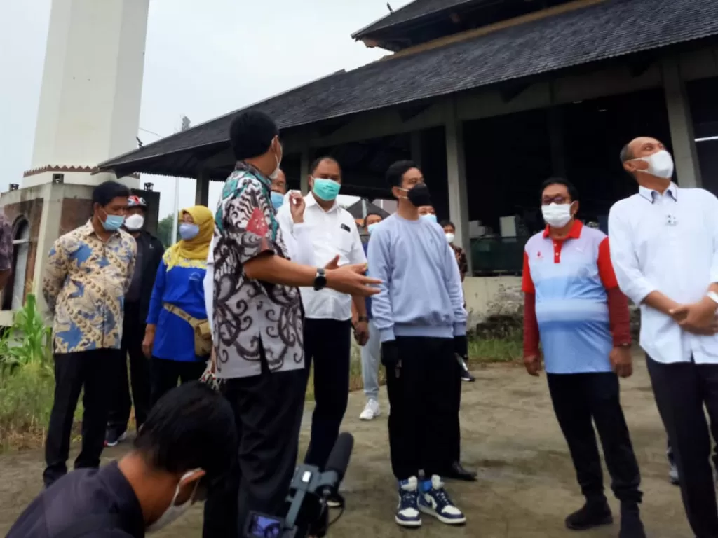 Wali Kota Solo Gibran Rakabuming Raka saat melihat proses pembangunan Masjid Sriwedari, Solo, Jawa Tengah, Jumat (9/4/2021). (Dokumentasi Istimewa)