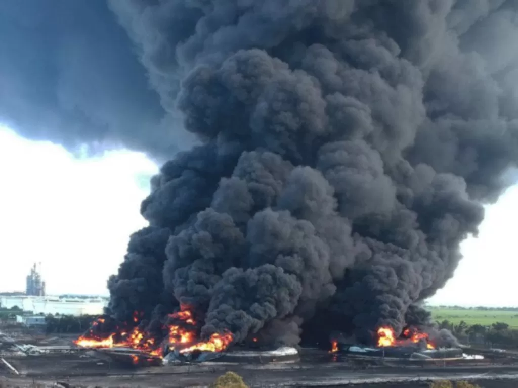 Kebakaran kilang minyak Pertamina di Balongan. (ANTARA FOTO/Dedhez Anggara)