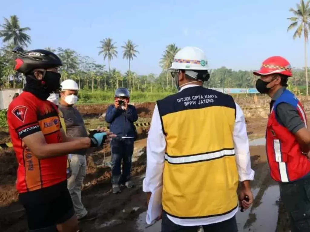 GUbernur Jawa Tengah Ganjar Pranowo (kiri) berbincang dengan salah satu pimpinan proyek penataan kawasan Borobudur. (photo/ANTARA/HO)