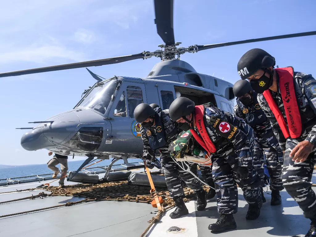 Prajurit TNI AL awak KRI Teluk Bintuni-520 mengevakuasi pasien saat latihan Evakuasi Medis Udara (EMU) dari helikopter Bell 412 EP milik Skuadron Udara 400 Wing Udara-1 Puspenerbal (ANTARA FOTO/M Risyal Hidayat)