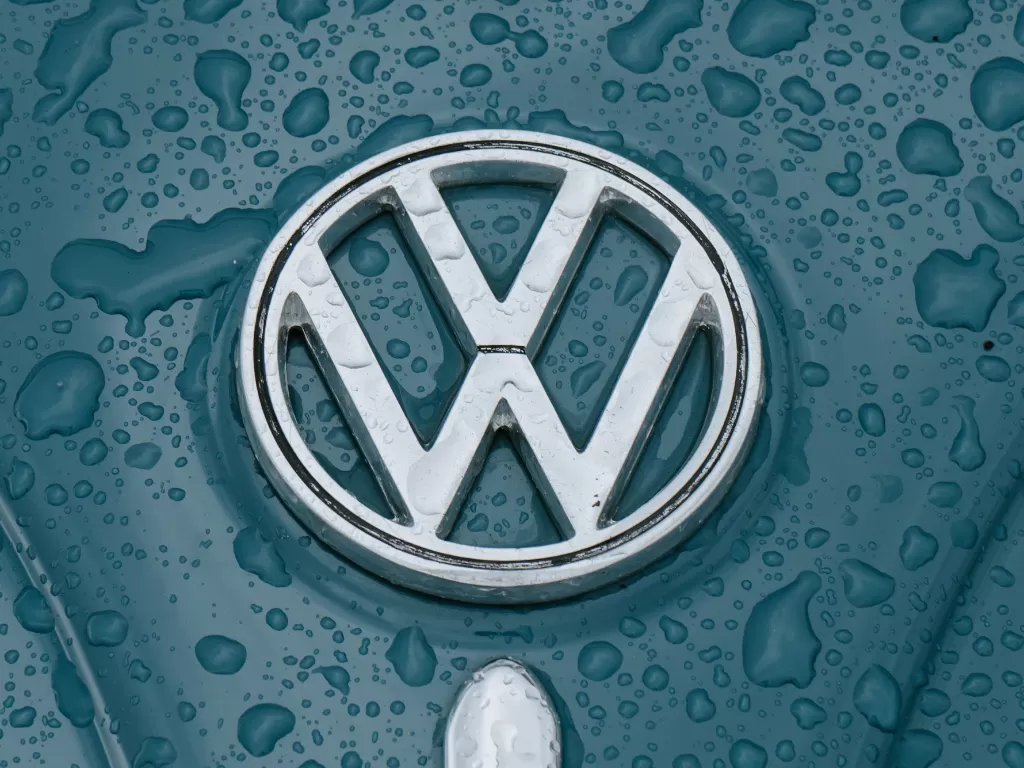 Tampilan logo perusahaan otomotif Volkswagen (photo/Unsplash/Julian Hochgesang)