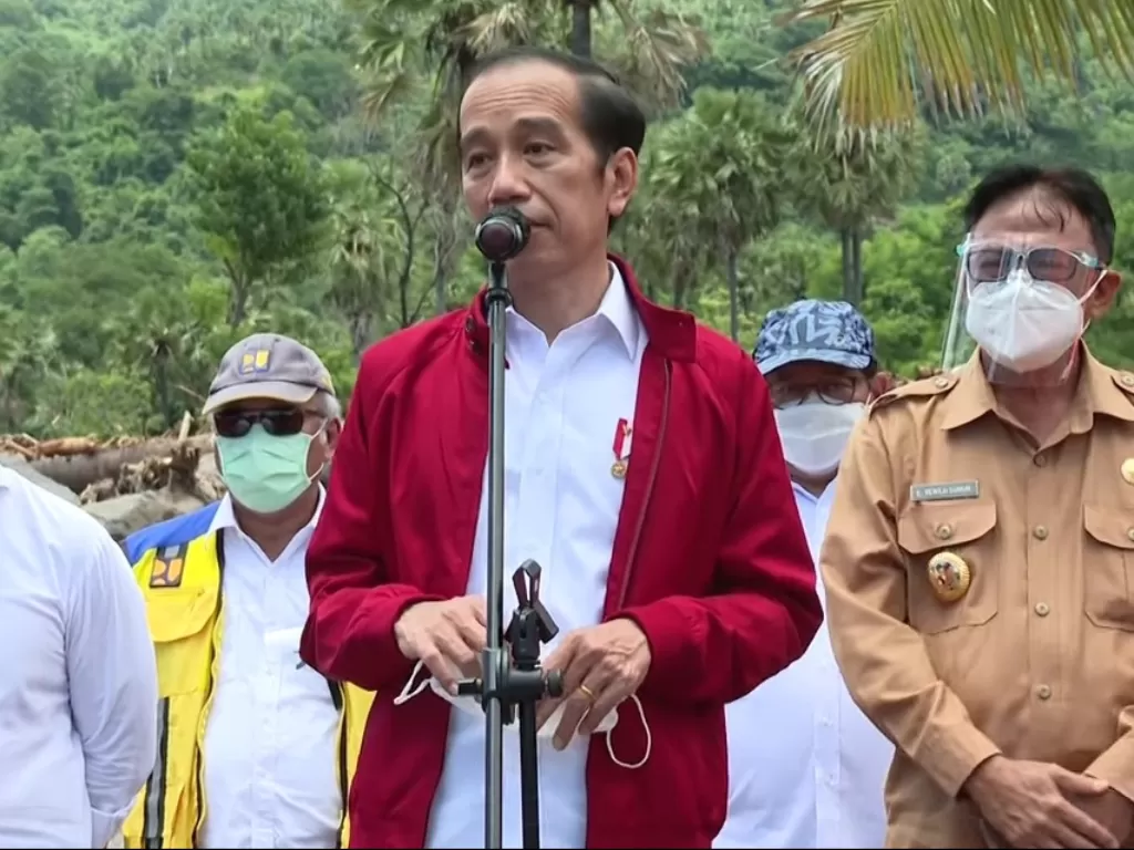 Presiden Jokowi saat mengunjungi wilayah terdampak banjir bandang di Desa Amakaka, Kabupaten Lembata, Nusa Tenggara Timur (NTT), Jumat (9/4/2021). (Youtube/Setpres)