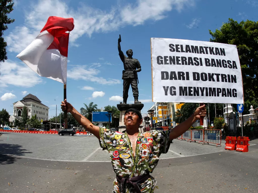 Kopral (Purn) Partika Subagyo melakukan aksi Tolak Doktrin Terorisme di kawasan Gladag, Solo, Jawa Tengah, Sabtu (3/4/2021). (ANTARA FOTO/Maulana Surya)