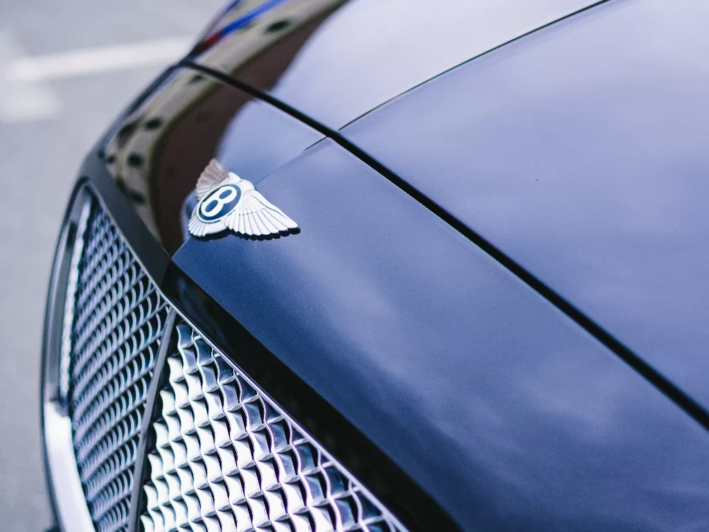 Logo pabrikan Bentley. (photo/Pexels/Mihis Alex)
