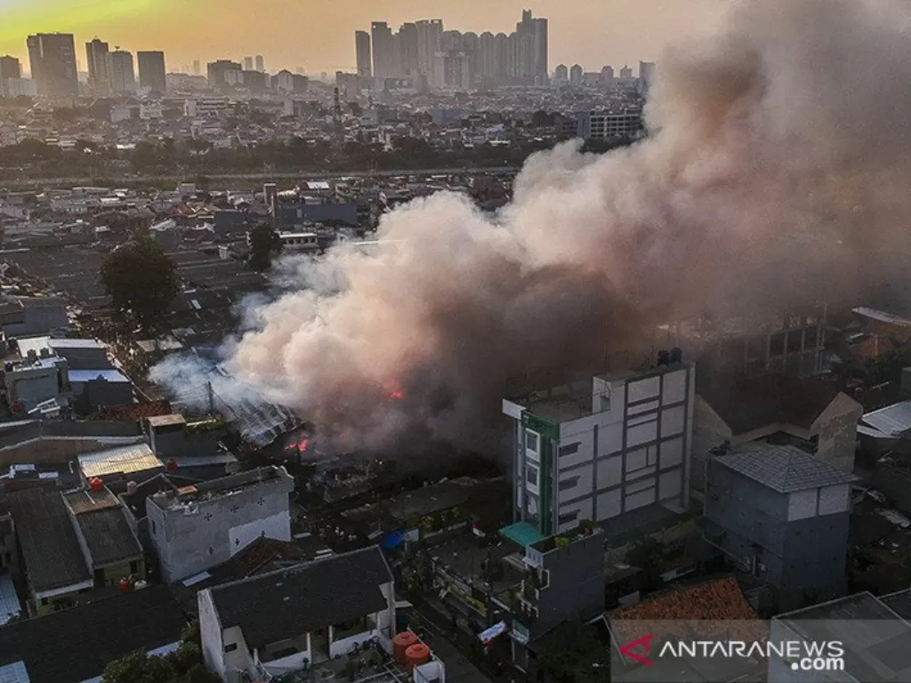 Kebakaran Pasar Lontar atau Pasar Kambing di Jalan Sabeni, Tanah Abang, Jakarta, Kamis (8/4/2021). (photo/ANTARA FOTO/Galih Pradipta)