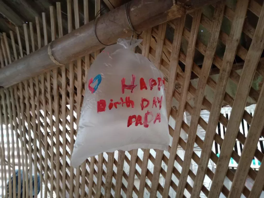 Bocah Filipina ini bikin balon dari kantong plastik untuk merayakan ulang tahun ayahnya (Facebook/Melody Silang)