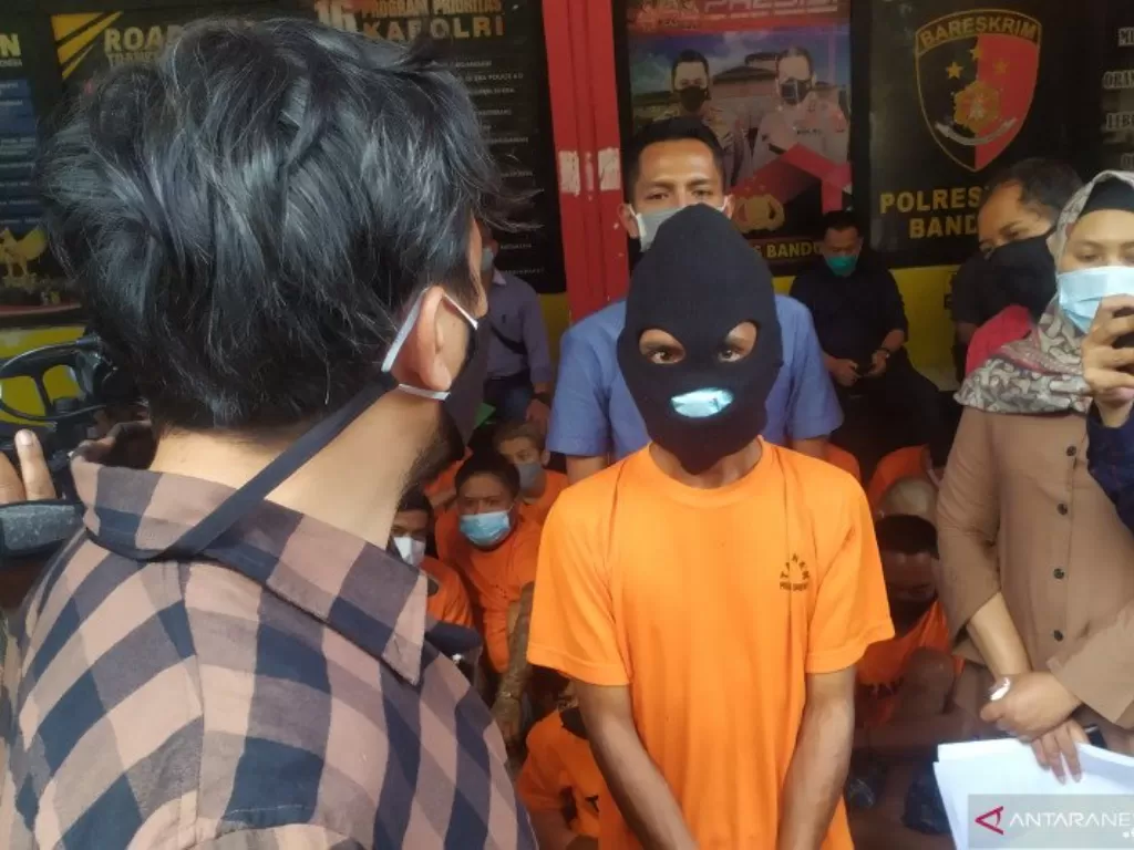 Polrestabes Bandung, di Bandung, Jumat, meringkus pria berinisial D yang menyiksa anak kandungnya sendiri. (Foto: ANTARA/Bagus Rizaldi)