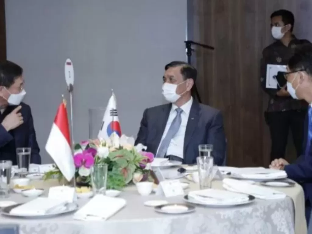  Menko Kemaritiman dan Investasi Luhut Binsar Pandjaitan pada Indonesia-Korea Investment Roundtable Dialogue 2021 yang digelar di Jakarta pada Kamis (8/4/2021). (ANTARA)