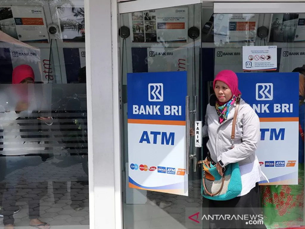 Warga keluar dari ATM BRI (Ilustrasi/ANTARA FOTO/Prasetia Fauzani)