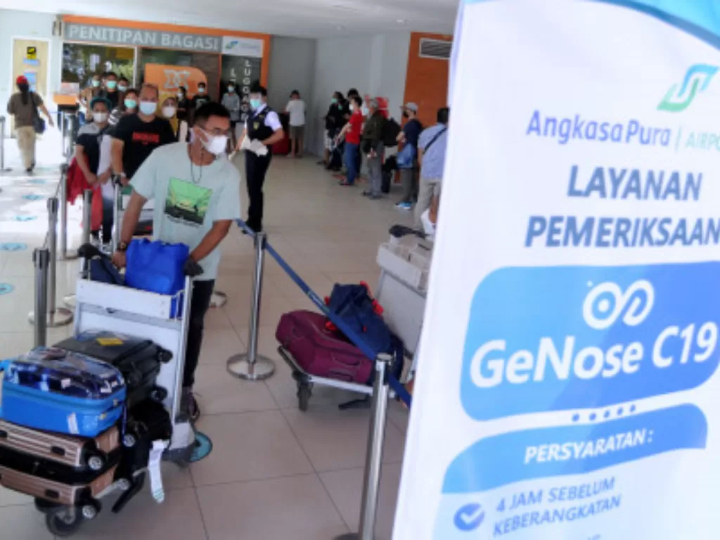 Sejumlah calon penumpang mengantre untuk menjalani pemeriksaan GeNose C19 di Bandara Internasional I Gusti Ngurah Rai, Badung, Bali. (ANTARA FOTO/Fikri Yusuf)