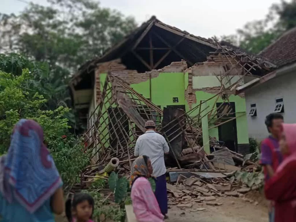  Warga menyaksikan rumah yang rusak akibat gempa di Kecamatan Turen, Kabupaten Malang, Jawa Timur, Sabtu (10/4/2021).  (photo/ANTARA FOTO/STR/SA)