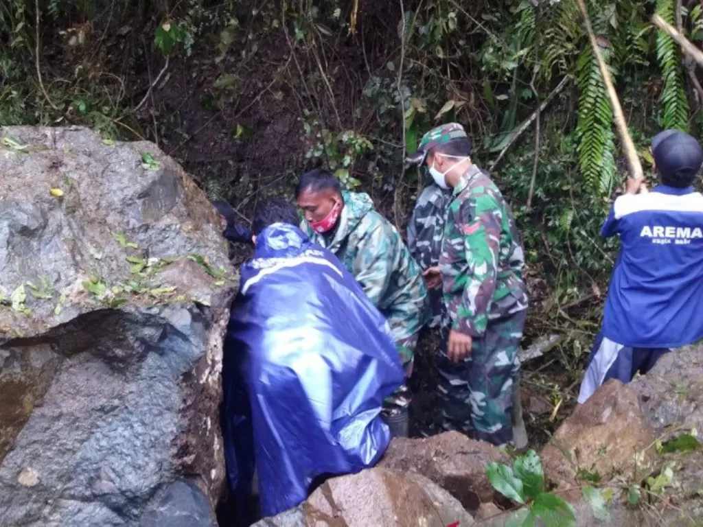 Petugas mengevakuasi pengendara sepeda motor yang tertimpa batu saat terjadi gempa Malang di Jalur Piket Nol, Kabupaten Lumajang, Jawa Timur, Sabtu (10/4/2021). ANTARA/HO-BPBD Lumajang