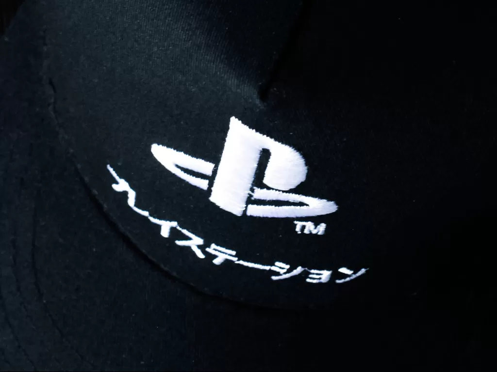 Tampilan logo PlayStation di merchandise topi miliknya (photo/Unsplash/Hello I’m Nik)