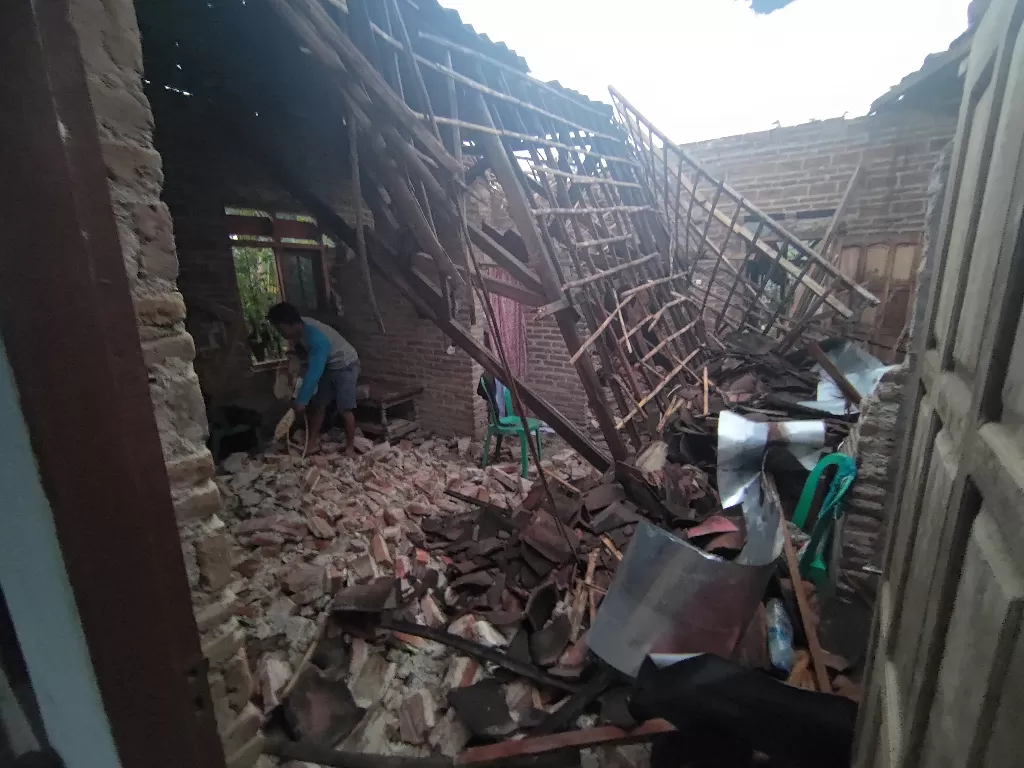 Sebanyak 49 rumah warga dan tempat ibadah yang tersebar di 28 desa di 12 kecamatan dilaporkan rusak akibat gempa yang melanda pesisir selatan Jawa pada Sabtu (10/4 )siang, sekitar pukul 14.00 WIB. (ANTARAFOTO/Destyan Sujarwoko).
