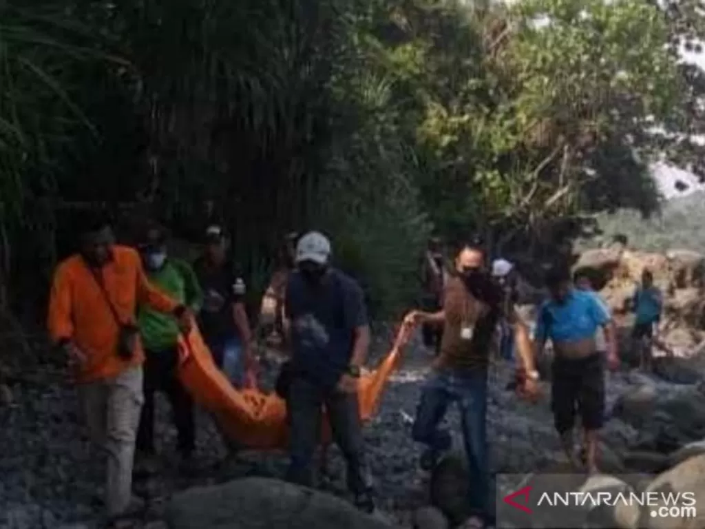 Retana bersama nelayan di Pantai Jayanti, Cianjur, Jawa Barat, menemukan jenazah wisatawan asal Cianjur yang dilaporkan hilang terbawa gelombang tiga bulan yang lalu, Ahad (11/4/2021). (ANTARA/Ahmad Fikri)