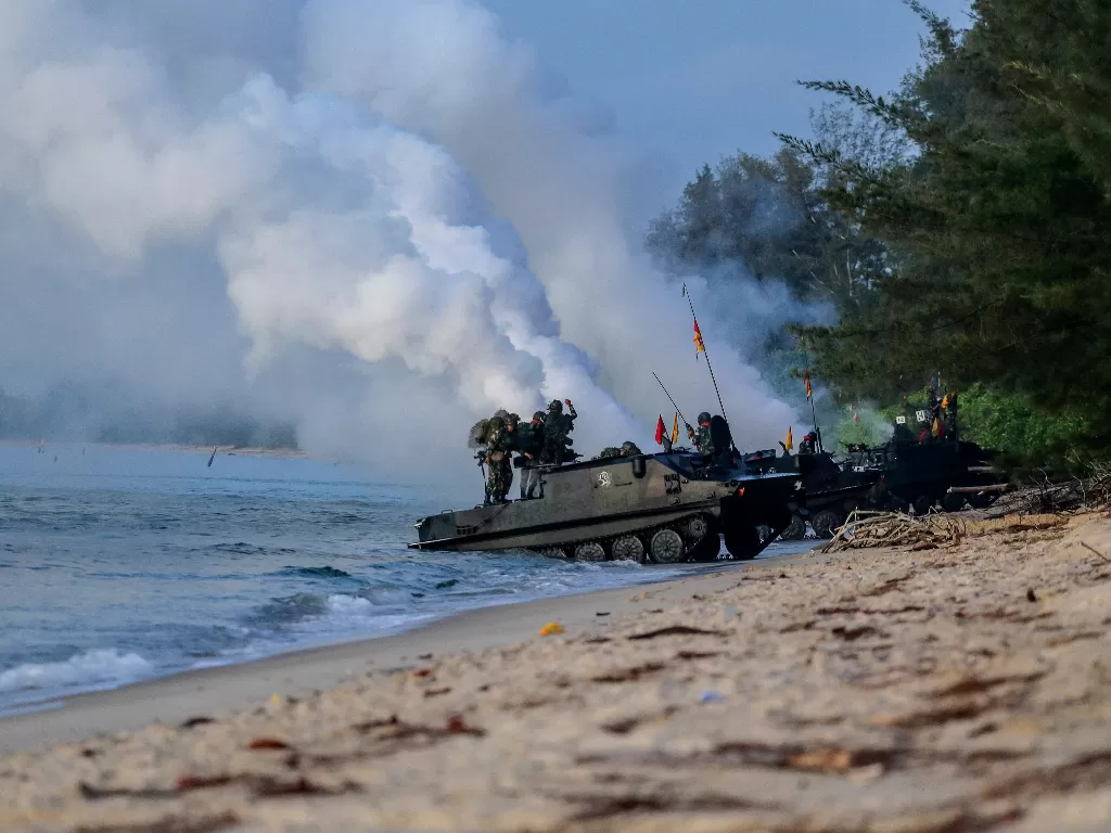   Prajurit Korps Marinir TNI AL melakukan latihan pendaratan tank amfibi di Pantai Todak Dabo Singkep, Kepulauan Riau, Sabtu (10/4/2021). (photo/ANTARA FOTO/Teguh Prihatna)