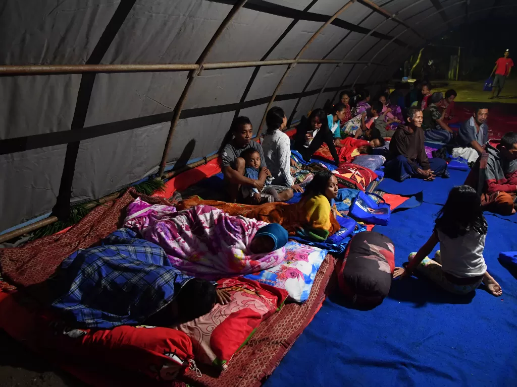 Warga beristirahat di tenda pengungsian yang dibangun di Desa Kali Uling, Lumajang, Jawa Timur, Sabtu (10/4/2021).  (photo/ANTARA FOTO/Zabur Karuru)
