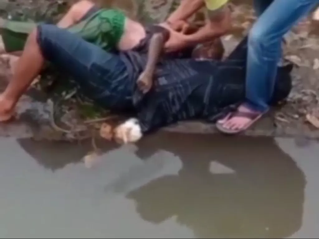 Pria peluk anaknya yang tewas akibat hanyut di sungai Cigending, Ujungberung, Bandung. (ist)