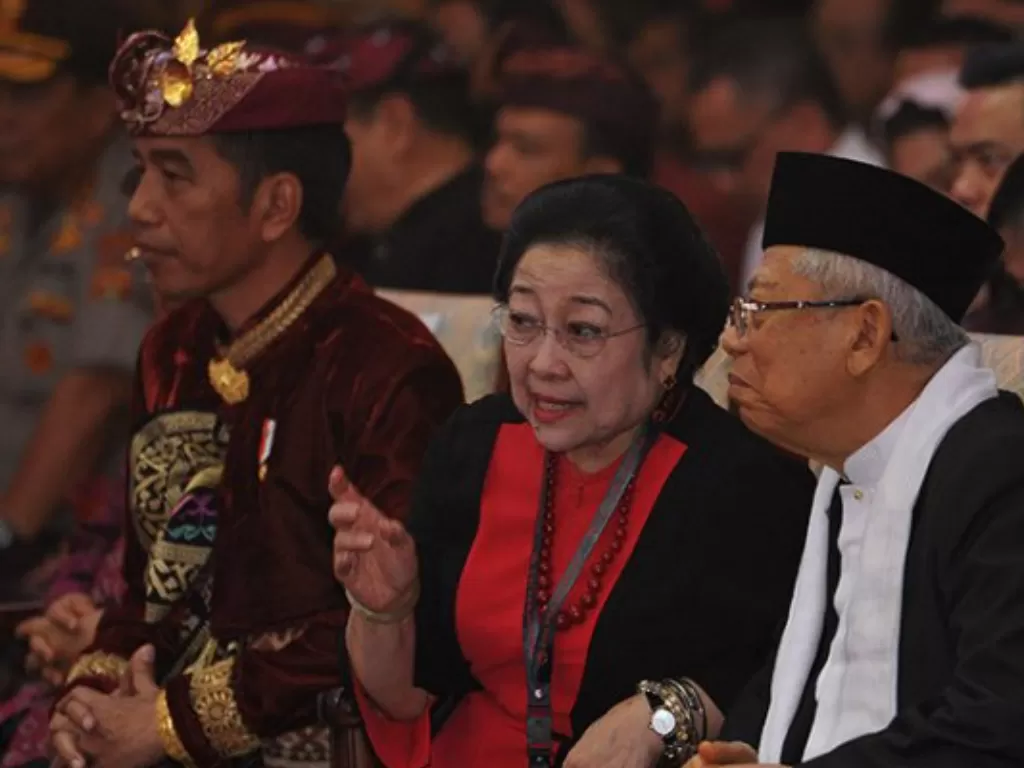 Ketua Umum DPP PDIP Megawati Soekarnoputri (kedua kanan) bersama Presiden Joko Widodo (kiri) berbincang dengan Wakil Presiden terpilih Ma'ruf Amin (kanan) pada suatu acara. (ANTARA FOTO/Nyoman Budhiana)