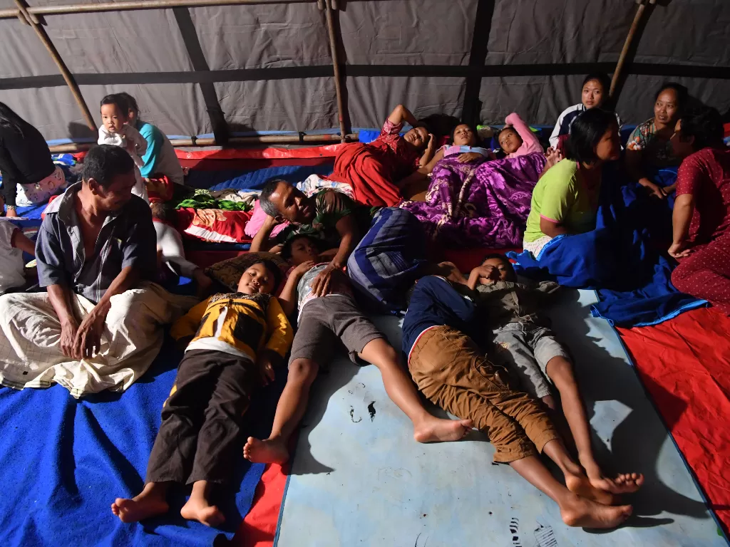 Warga beristirahat di tenda pengungsian yang dibangun di Desa Kali Uling, Lumajang, Jawa Timur, Sabtu (10/4/2021). (ANTARA FOTO/Zabur Karuru) 