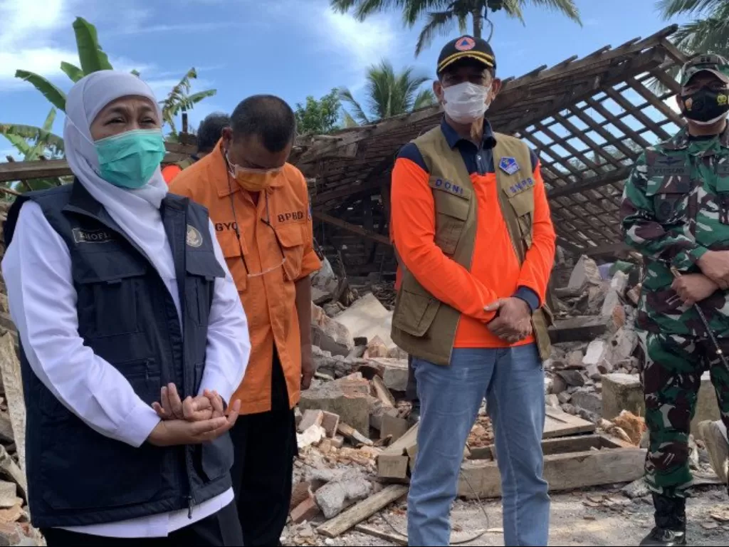 Kepala Badan Nasional Penanggulangan Bencana (BNPB) Letjend TNI Doni Monardo (kedua kanan) bersama Gubernur Jawa Timur Khofifah Indar Parawansa (kiri) saat meninjau salah satu lokasi terdampak gempa bumi (Antara)