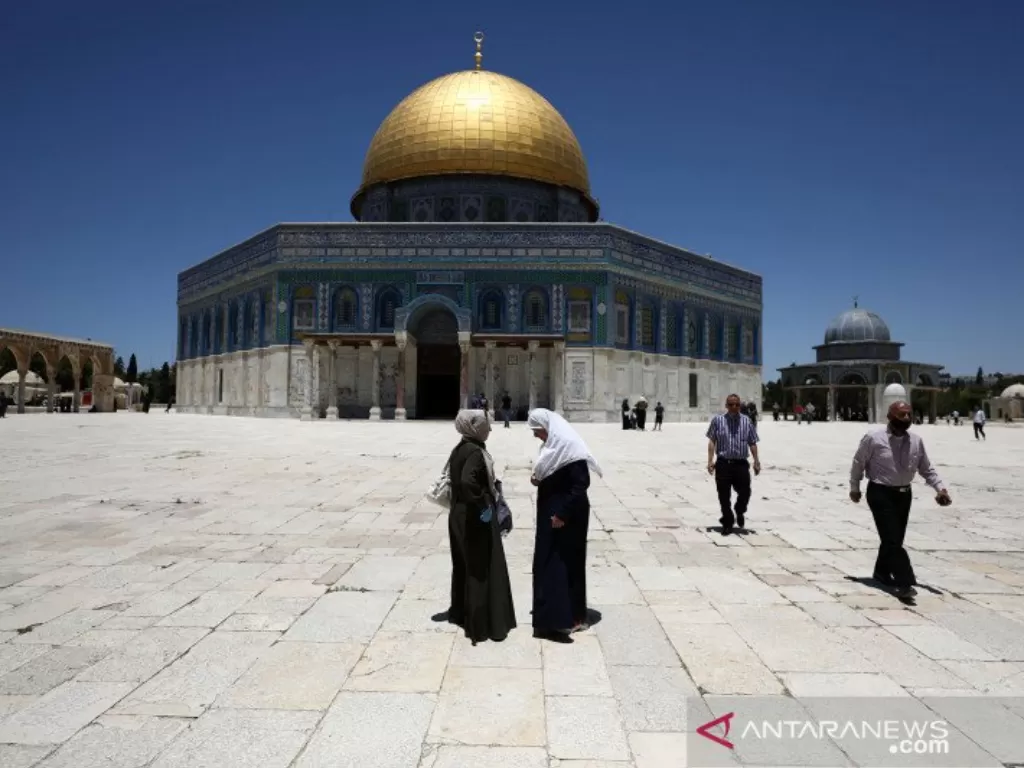  Sejumlah pengunjung melintas di depan Dome of Rock (Kubah Batu), kompleks Masjid Al Aqsa, Kota Tua Yerusalem, Minggu (31/5/2020).  (photo/ANTARA FOTO/REUTERS/Ammar Awad)
