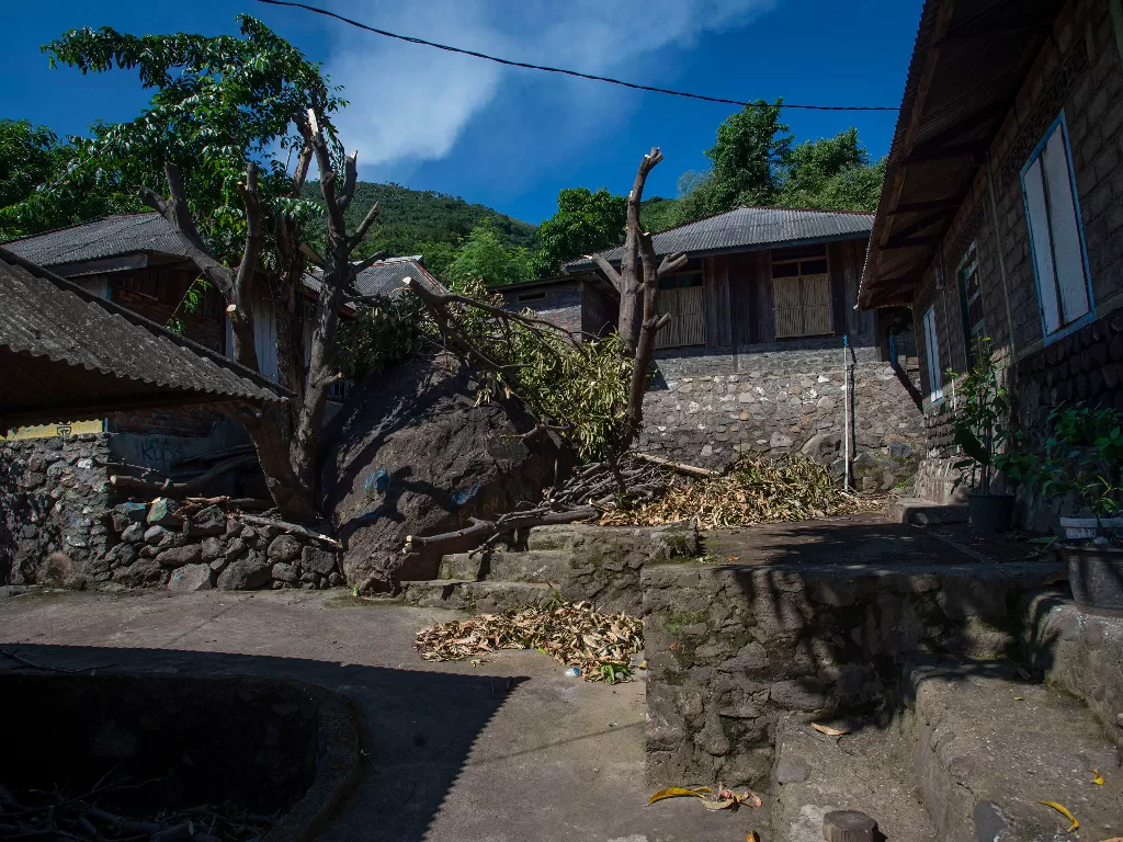  Suasana Desa Waimatan yang ditinggalkan warganya mengungsi akibat tanah longsor di Ile Ape, Kabupaten Lembata, Nusa Tenggara Timur (NTT), Minggu (11/4/2021). (photo/ANTARA FOTO/Aditya Pradana Putra)