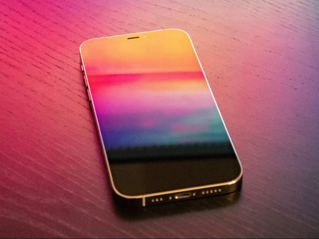 Tampilan layar smartphone iPhone 12 Pro terbaru (photo/Unsplash/Martin Sanchez)