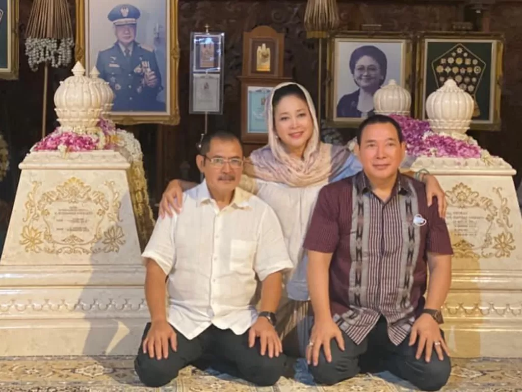 Keluarga Cendana masing-masing Titiek Seoharto, Bambang Trihatmodjo dan Tomi di Astana Giribangun. (Instagram)