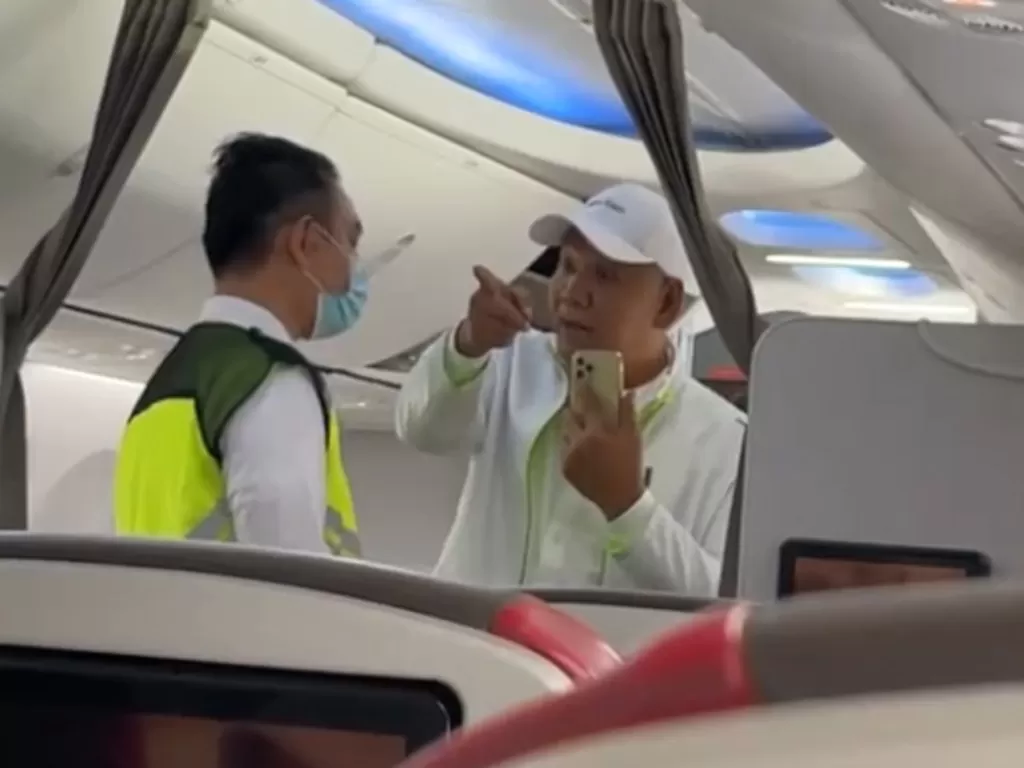 Penumpang Batik Air marah-marah dalam kabin pesawat. (Tiktok/@baunk.id)