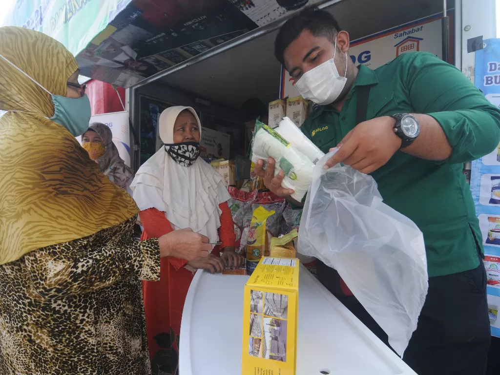 Petugas Bulog Madura melayani pembeli (ANTARA FOTO/Saiful Bahri)
