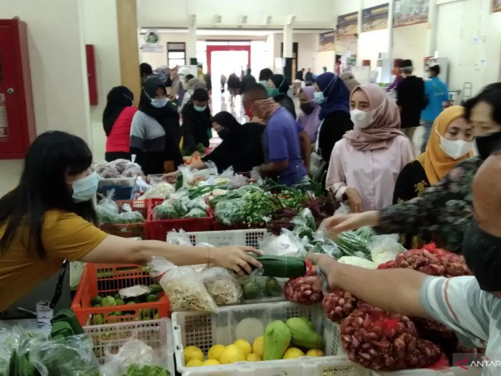Sejumlah pembeli berbelanja di salah satu lapak sembako di Pasar Mitra Tani Kementerian Pertanian di Pasar Minggu, Jakarta Selatan, Kamis (1/4/2021). (ANTARA/Dewa Wiguna)