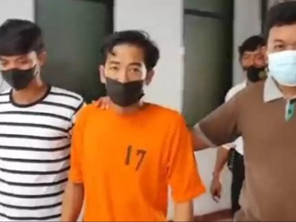 Jamal, pelaku pembunuh ayah kandungnya sendiri saat digiring petugas Polres Pinrang (Istimewa)