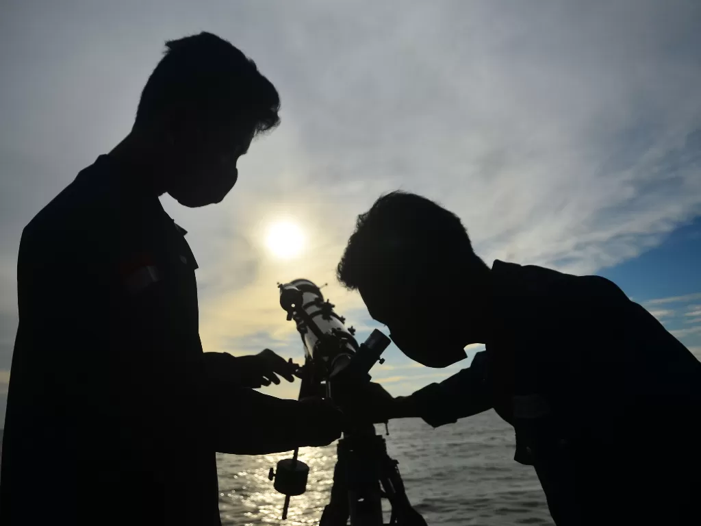 Mahasiswa Universitas NU (Unisnu) belajar menggunakan teleskop untuk mengamati hilal 1 Ramadhan di Pantai Semat, Jepara, Jawa Tengah, Sabtu (10/4/2021). (ANTARA/Yusuf Nugroho)