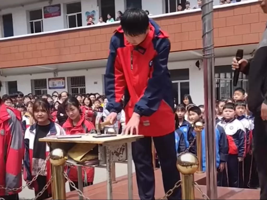 Sejumlah siswa menghancurkan ponselnya (YouTube/Xuánw? shìpín)