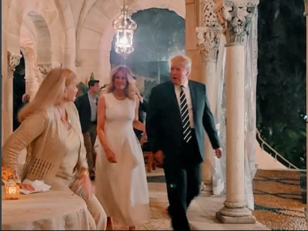 Melania Trump tampil memukau dengan gaun putih (Instagram/@firstfamilytrumps_)