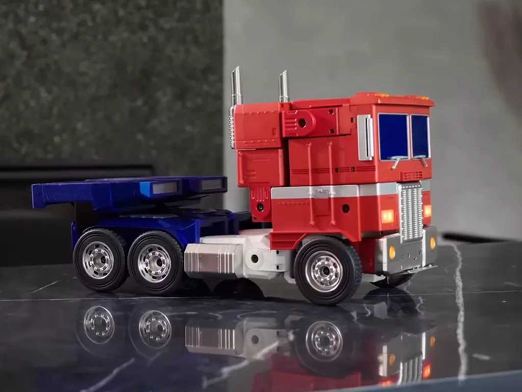 Tampilan robot Optimus Prime yang bisa bertransformasi sendiri (photo/YouTube/Cybertron 21)