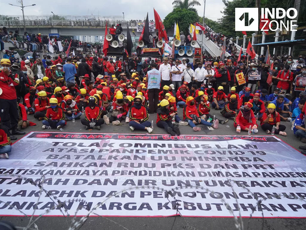 Ilustrasi Massa dari buruh dan mahasiswa melakukan aksi menolak RUU Cipta Kerja di depan Gedung DPR, Jakarta. (INDOZONE)