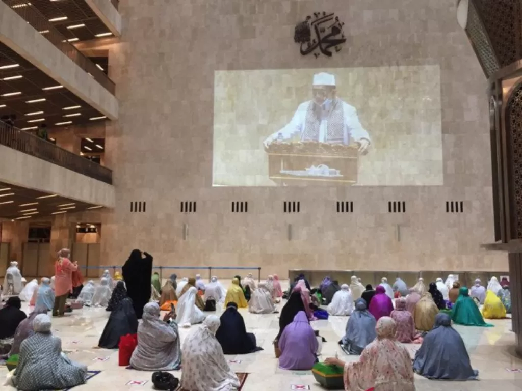 Imam Besar Istiqlal Nasaruddin Umar mengisi ceramah pada Shalat Tarawih 1 Ramadhan 1442 Hijriyah di Masjid Istiqlal Jakarta Pusat, Senin malam (12/4/2021). (ANTARA/Mentari Dwi Gayati)