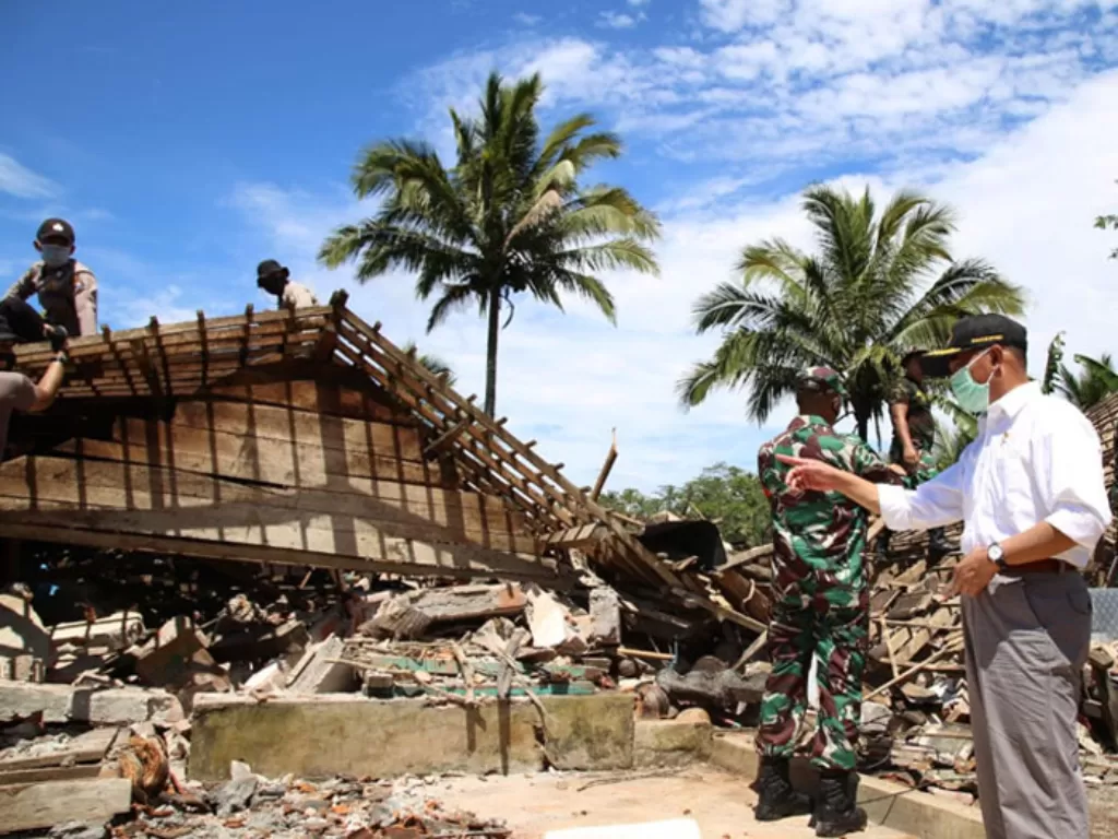 Menko PMK Muhadjir Effendy mengunjungi wilayah tedampak bencana gempa bumi di Jawa Timur. (Dok. Humas PMK)