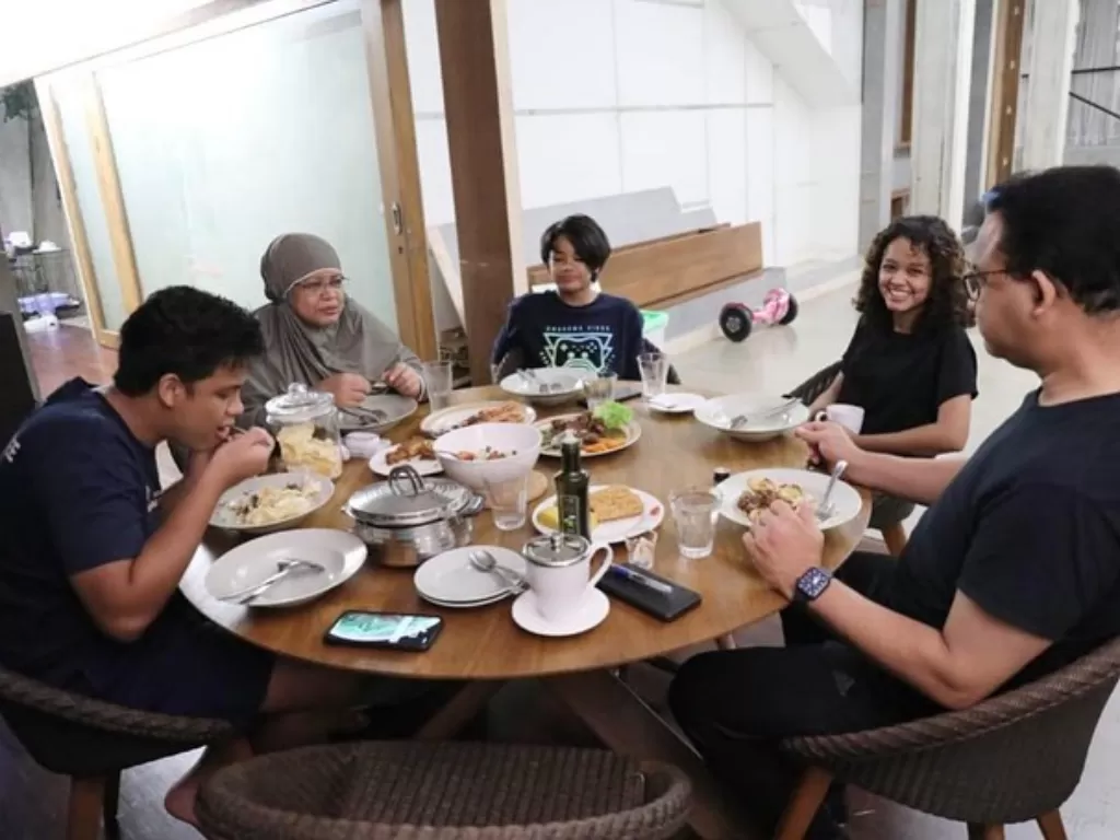 Gubernur DKI Jakarta Anies Baswedan (kanan) saat makan bersama keluarganya. (Instagram/@aniesbaswedan)