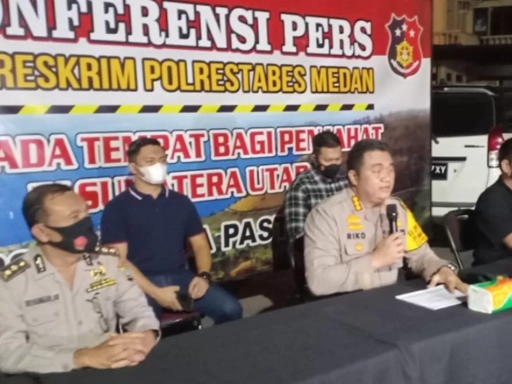 Kapolrestabes Medan Kombes Pol Riko Sunarko (nomor dua dari kiri) dalam temu pers mengenai kasus pembubaran pertunjukkan kuda kepang. (photo/ANTARA/HO)