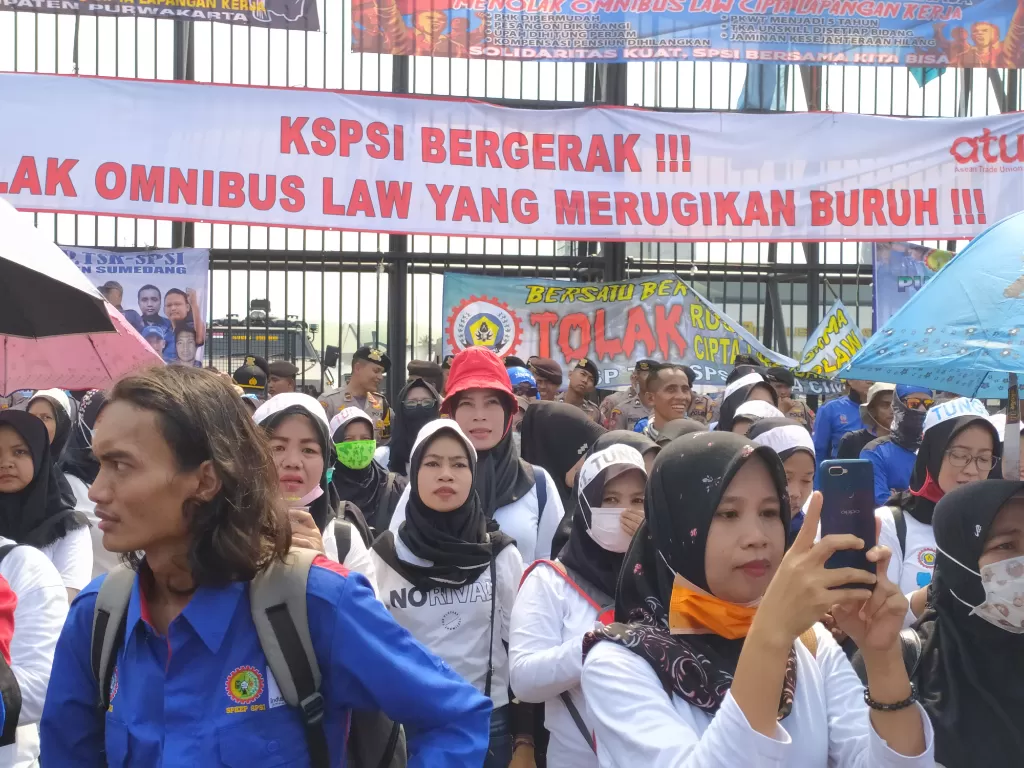 Suasana Unjuk Rasa Massa Buruh dan Perwakilan KSPSI di Depan Gedung DPR/MPR RI Jakarta tahun lalu. (INDOZONE)