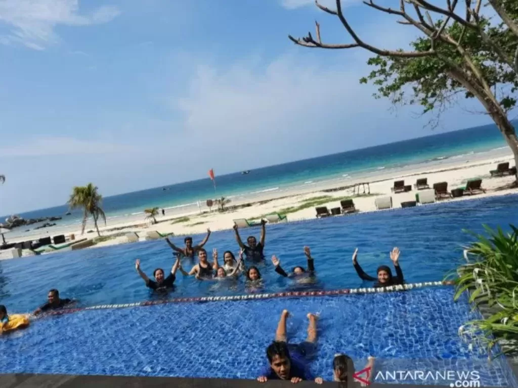 Sejumlah wisatawan lokal berenang di salah satu hotel apartemen di kawasan wisata Lagoi, Bintan, Kepri, Minggu (11/4/2021). (photo/ANTARA/Ogen))