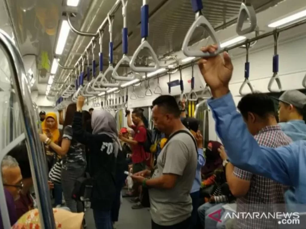 Ilustrasi penumpang MRT Jakarta (Antaranews)